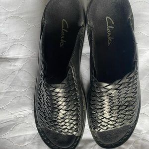 Clarks women’s size 9 slip on leather mules basket weave upper 81445 black shoe